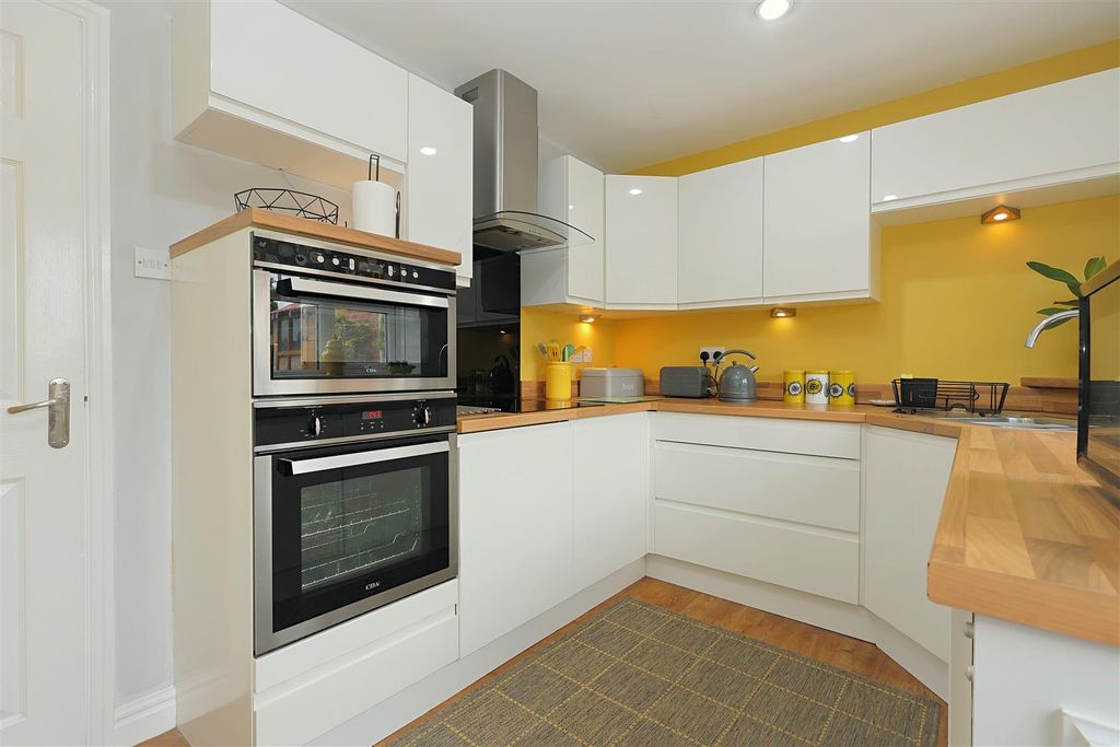 Property photo 3 of 19 Kitchen