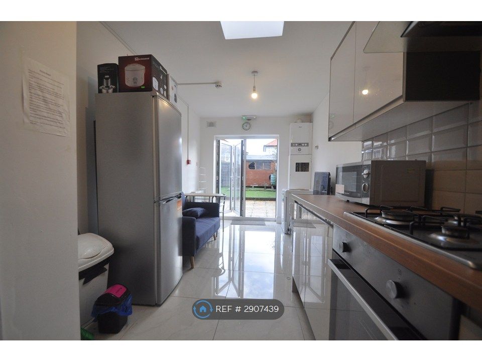 Property photo 2 of 11 Communal Kitchen/Lounge