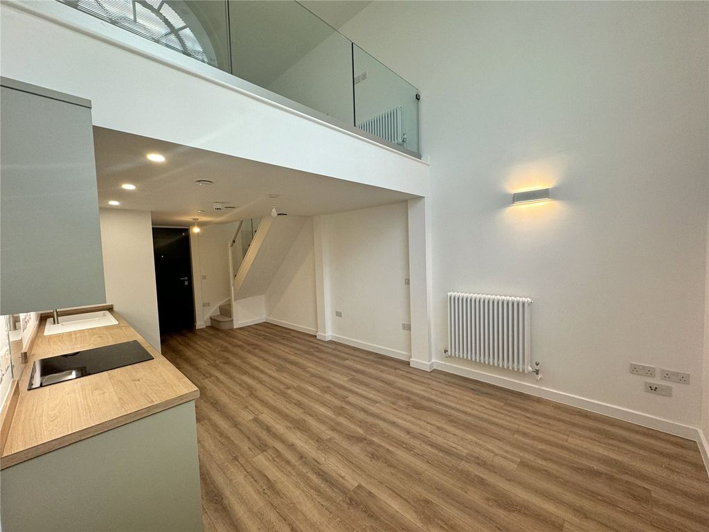 Property photo 3 of 8 Flat 003