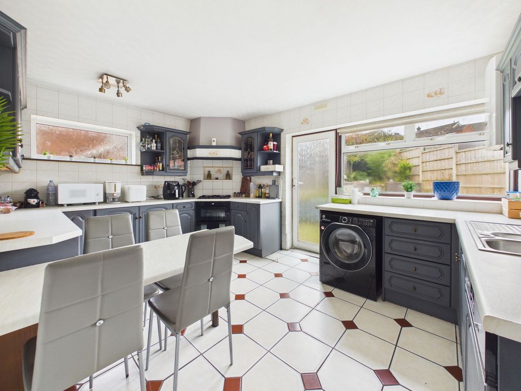 Property photo 3 of 19 Dining Kitchen