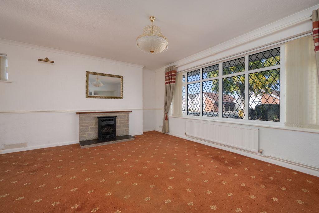 Property photo 3 of 17 Sitting / Dining Room