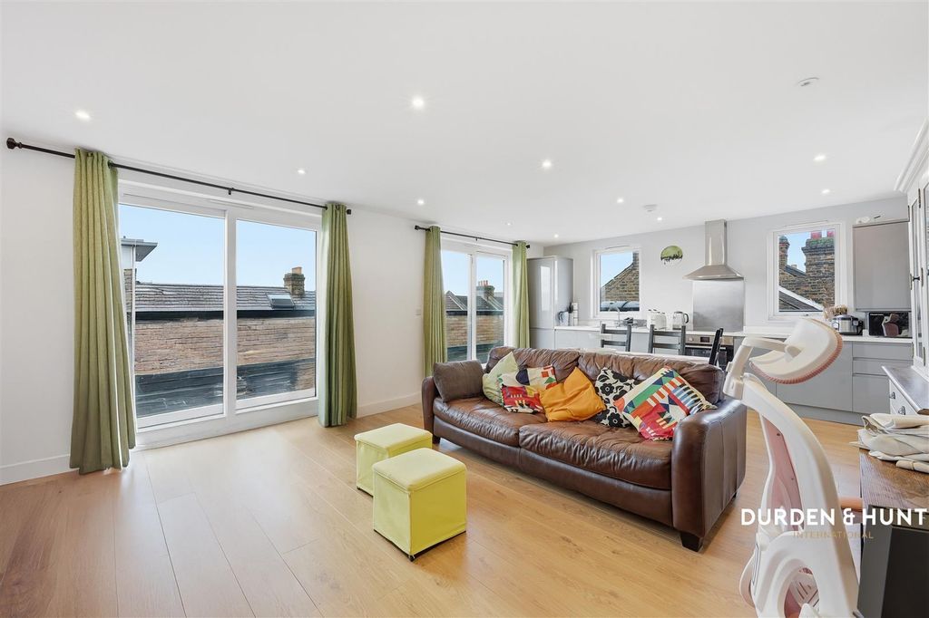 Property photo 2 of 18 Fifth Avenue