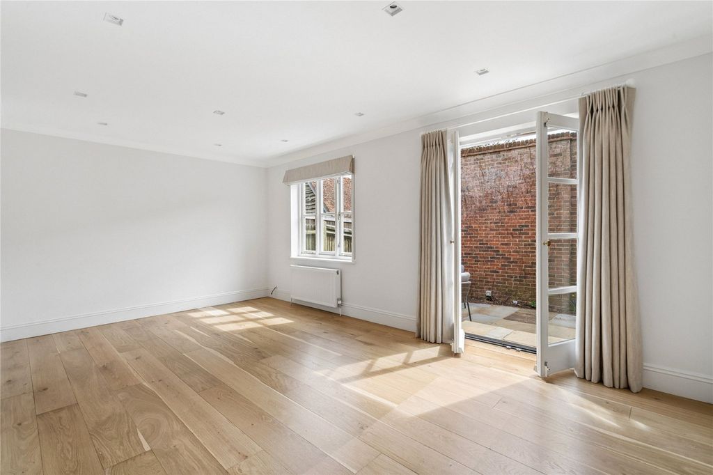 Property photo 3 of 15 Sitting Room