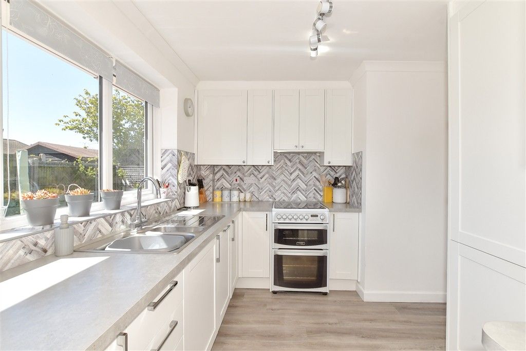 Property photo 3 of 10 Kitchen