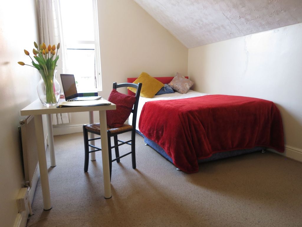 Property photo 2 of 28 A Cozy Double Bedroom Featuring A Comfortable Bed ...