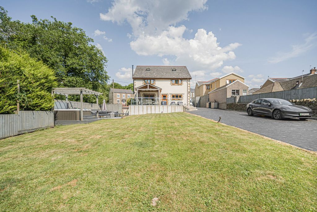 Property photo 2 of 52