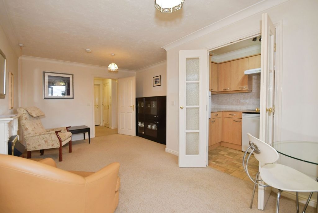 Property photo 3 of 11 Living Room