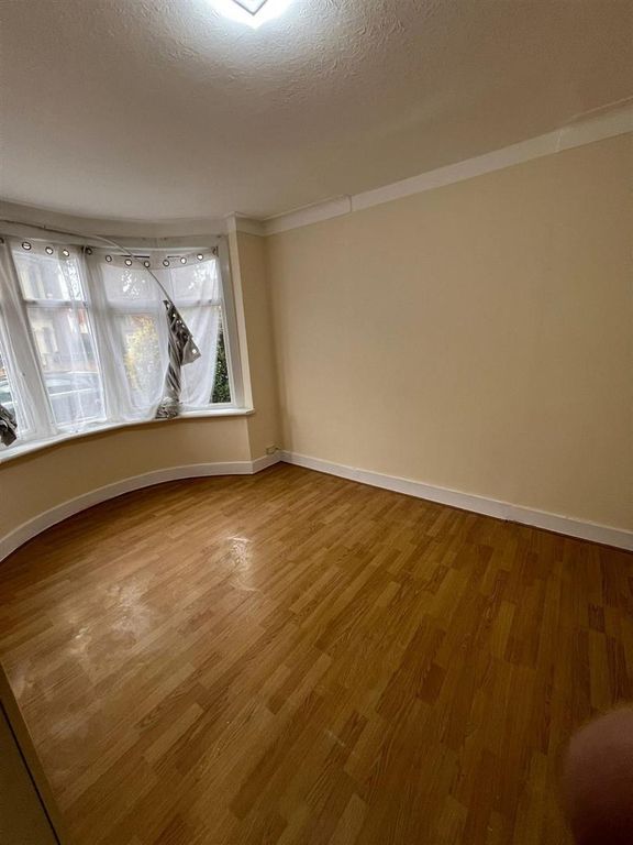 Property photo 2 of 9 173 D Room1.Jpeg