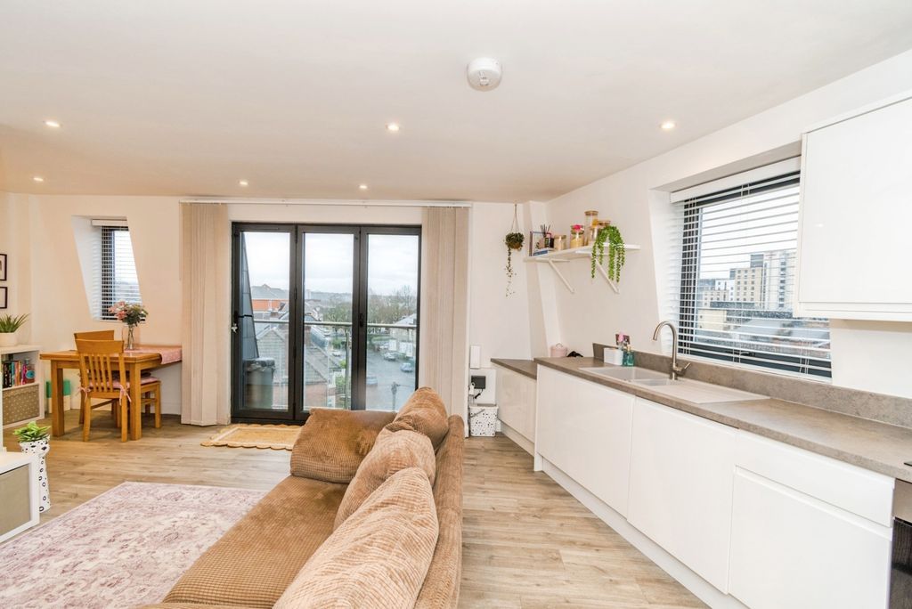 Property photo 3 of 13 Pbox-Img.Jpg