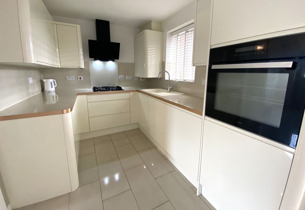 Property photo 2 of 32