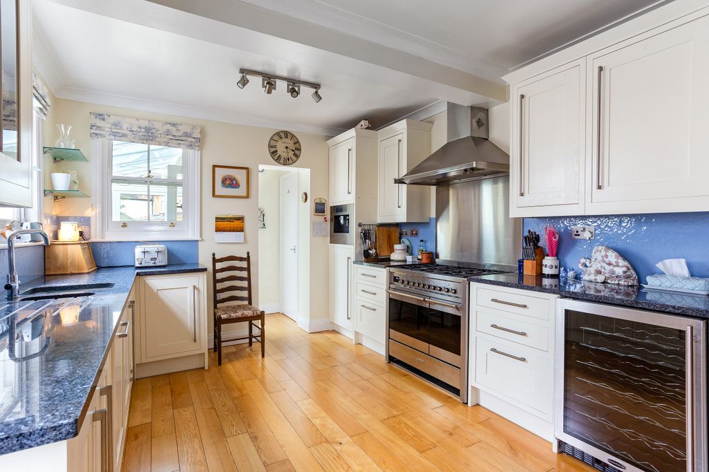 Property photo 2 of 17