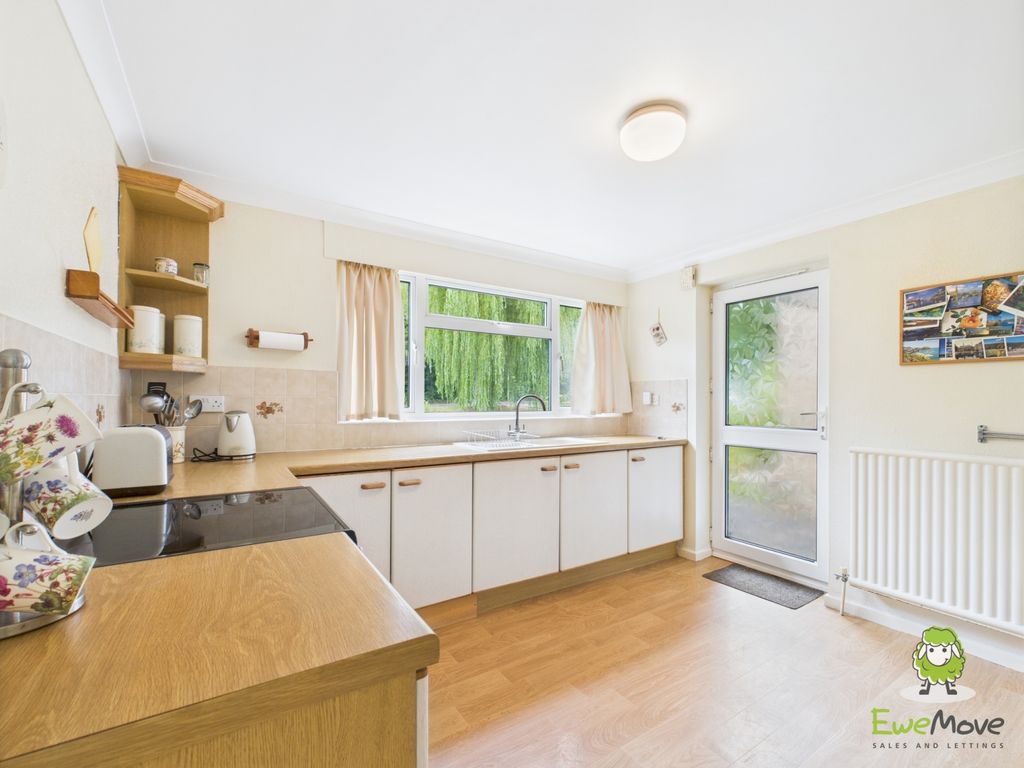 Property photo 2 of 29 Ewemove Estate Agents Basingstoke - Coniston Road