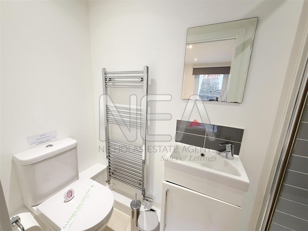 Property photo 2 of 14 En Suite