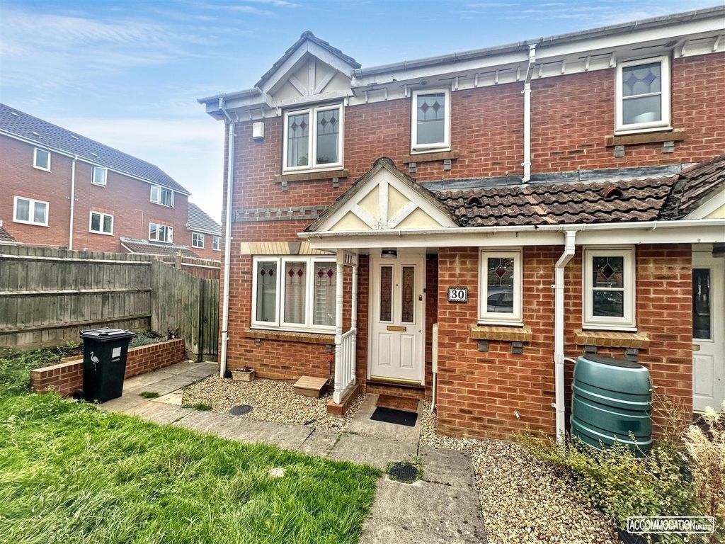 Property photo 2 of 19 Charming Modern Terraced House With Front Lawn...