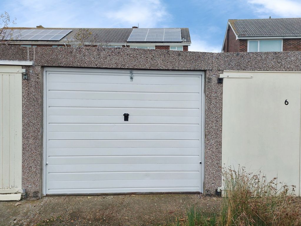 Property photo 1 of 2 Garage