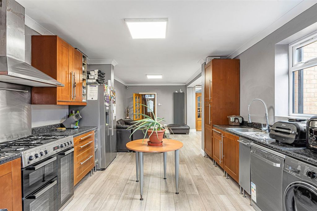 Property photo 2 of 24 3