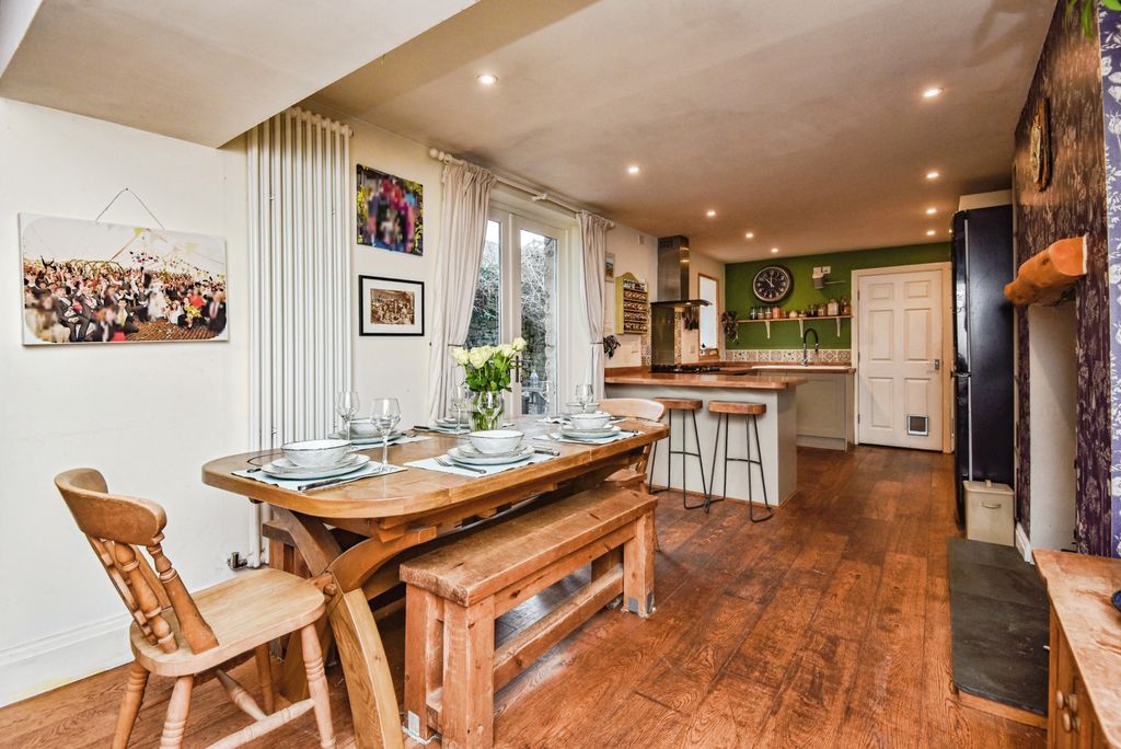 Property photo 3 of 26 28