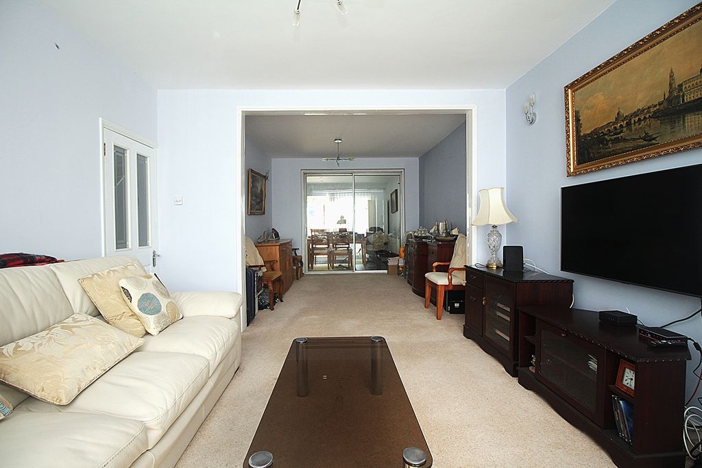 Property photo 3 of 18 Through Lounge