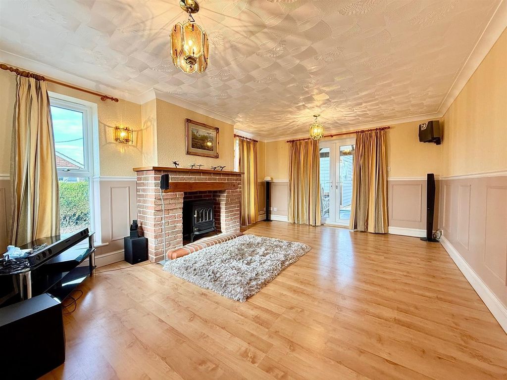 Property photo 3 of 26 House Living Room