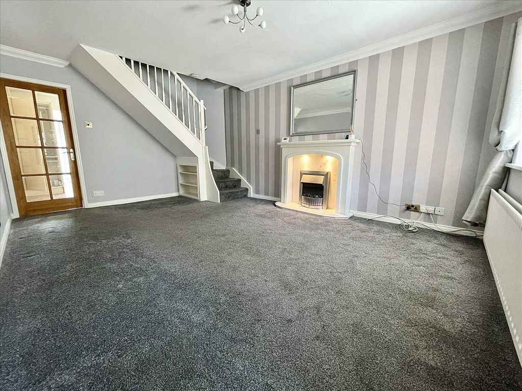 Property photo 2 of 11 Lounge (Front)