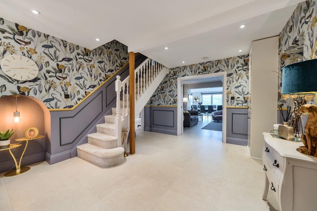Property photo 3 of 29 Entrance Hall