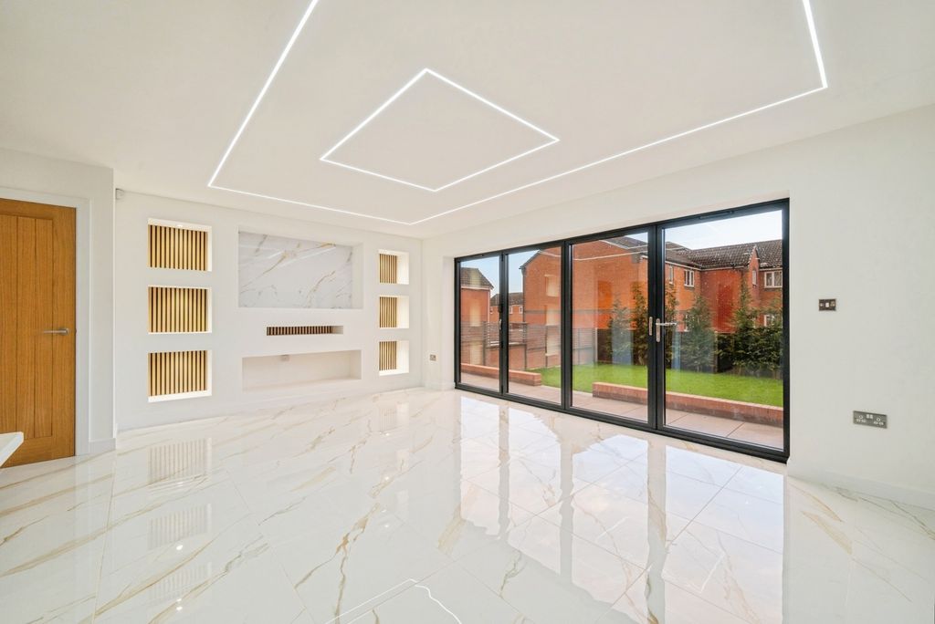 Property photo 2 of 21 Living Space