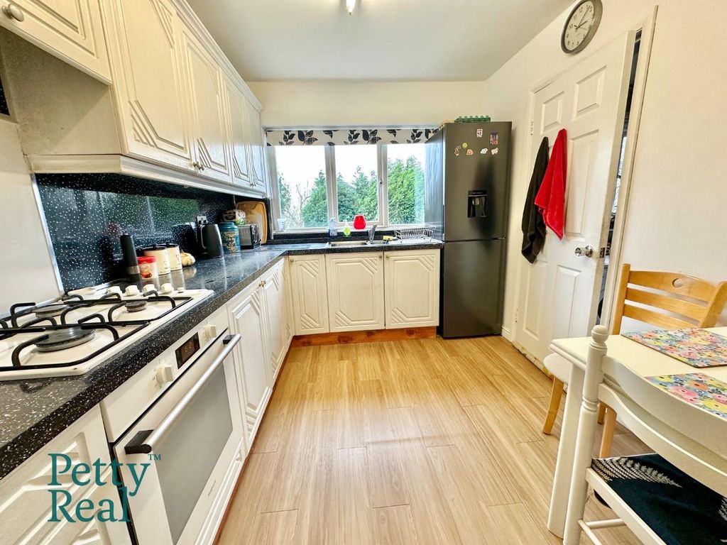 Property photo 3 of 18 77Feb038-D0B5-4Bc9-8F2F-9482Eab042A8.Jpeg