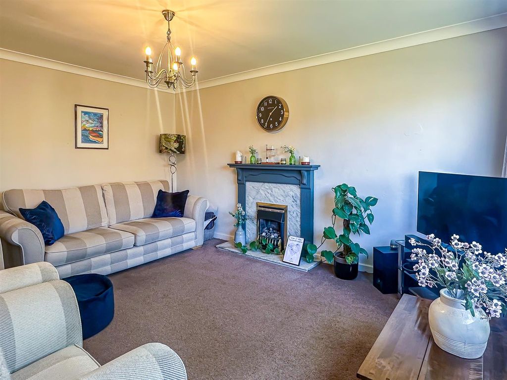 Property photo 3 of 11 Lounge