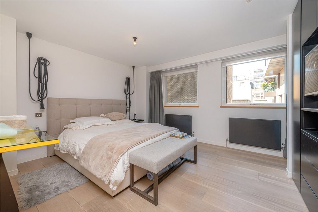 Property photo 3 of 9 Bedroom