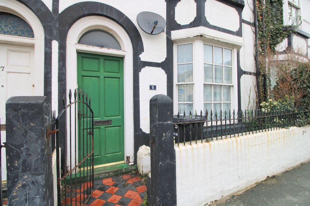 Property photo 2 of 12