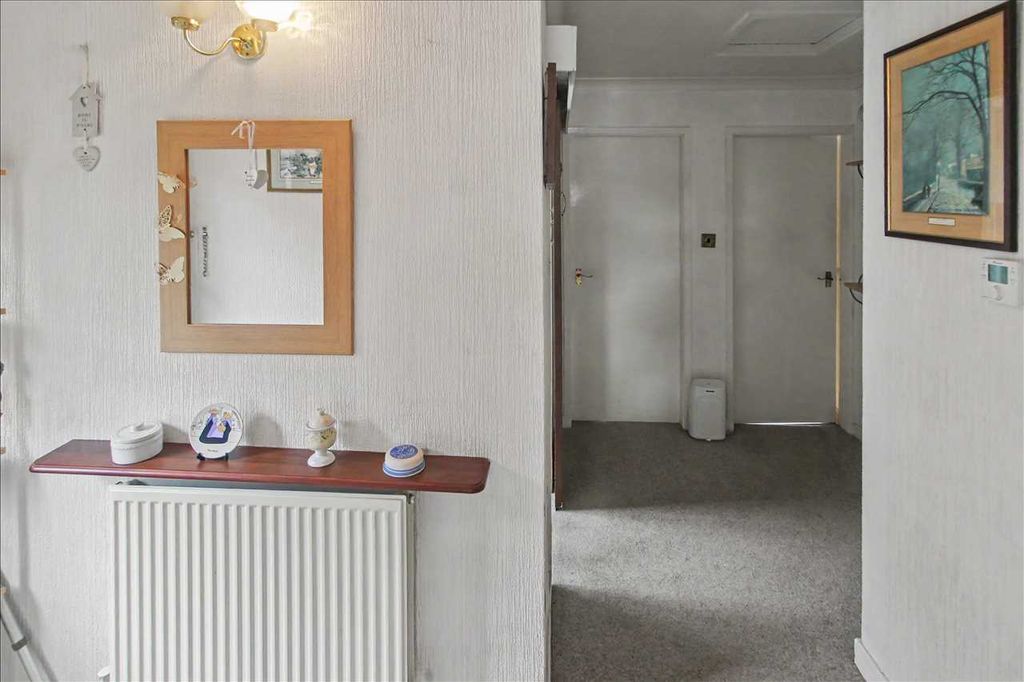 Property photo 2 of 17 Entrance Hall