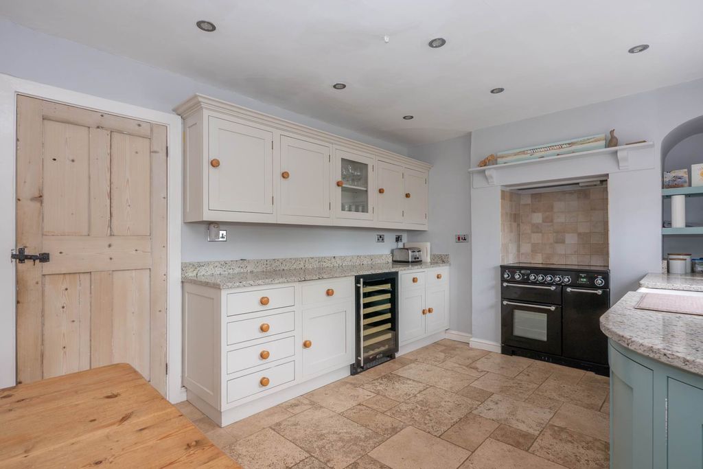 Property photo 3 of 33