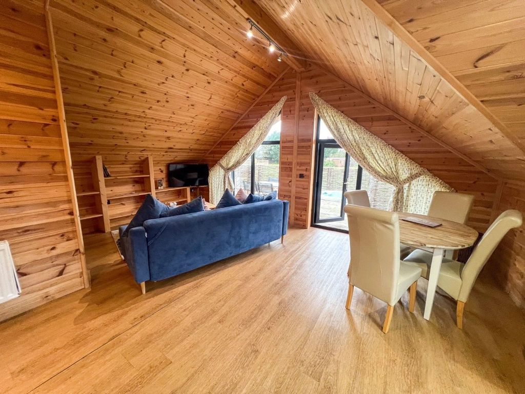 Property photo 3 of 34 Lux Ash