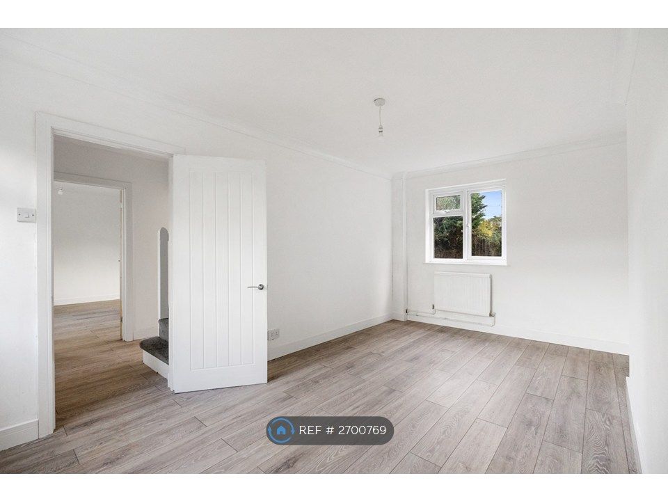 Property photo 3 of 27 Living Room