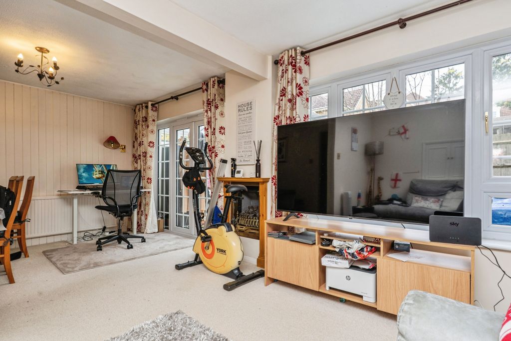 Property photo 2 of 17 2. Livingroom