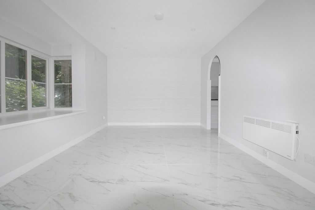 Property photo 2 of 5 Studio