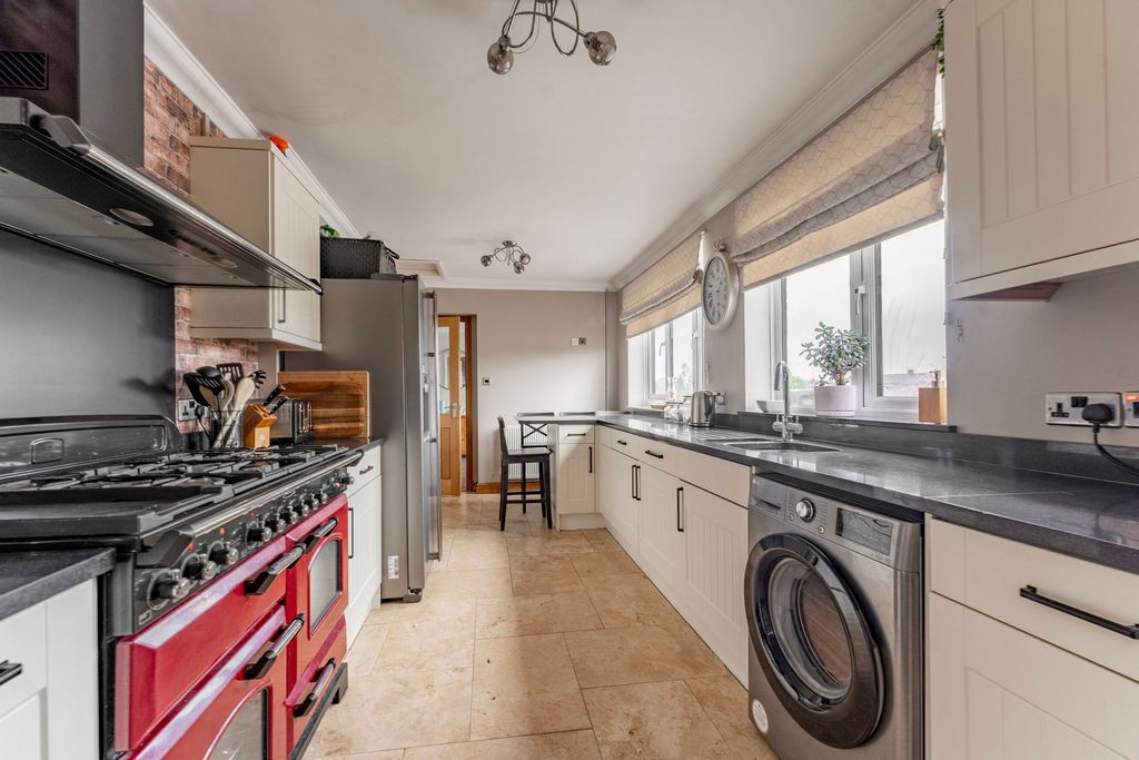 Property photo 3 of 28