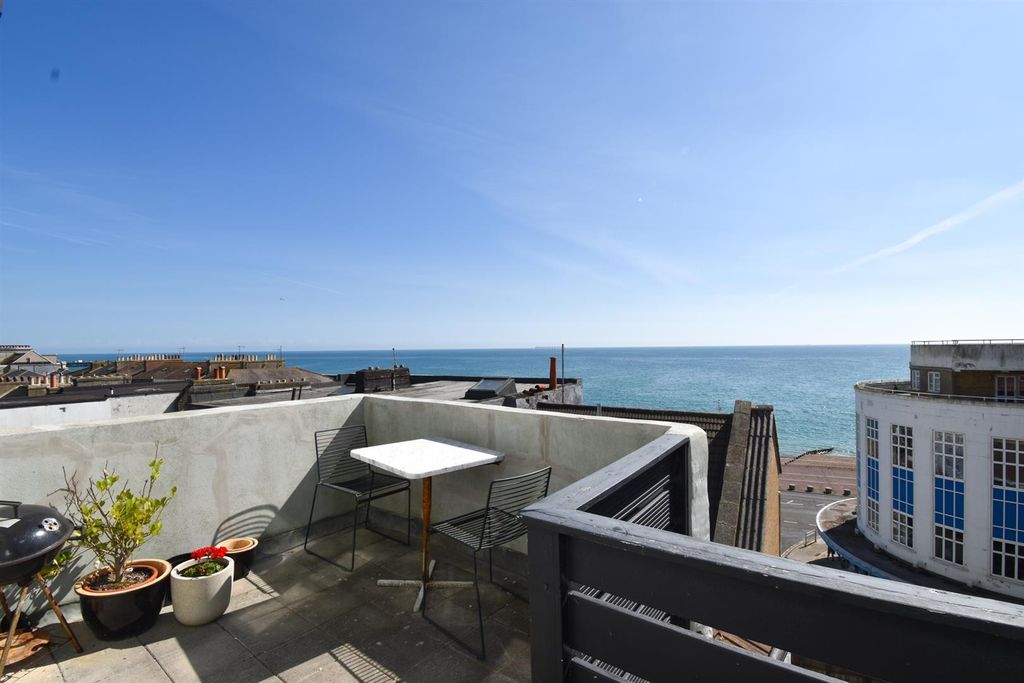 Property photo 2 of 16 Roof Terrace