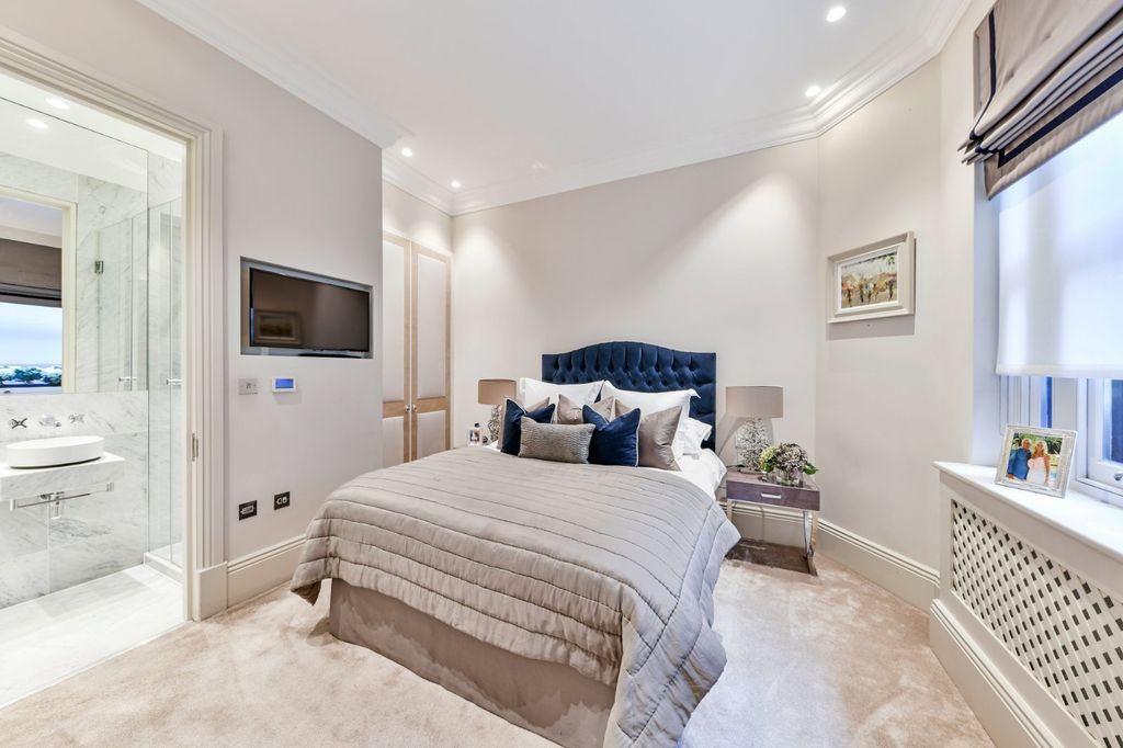 Property photo 3 of 12 Principle Bedroom