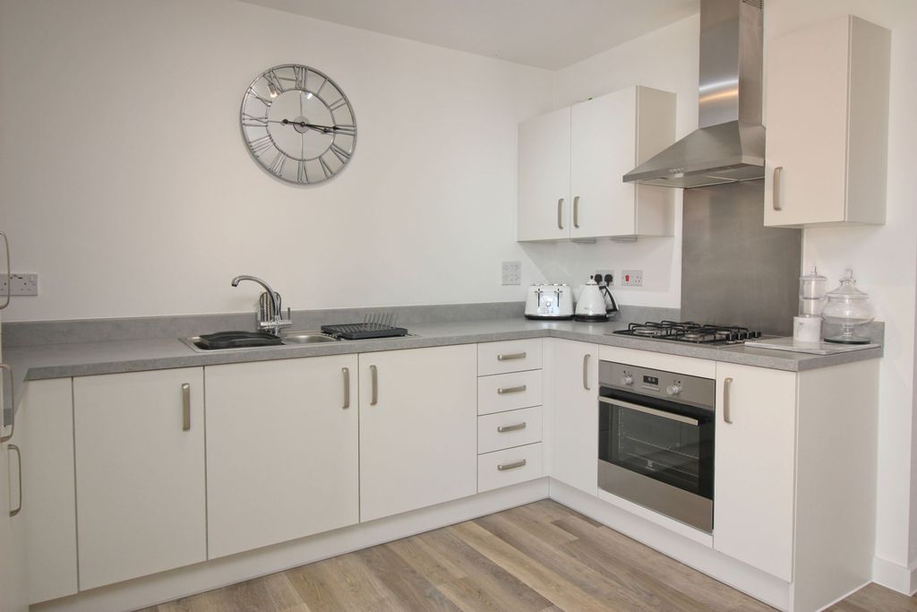 Property photo 2 of 11 Modern Kitchen