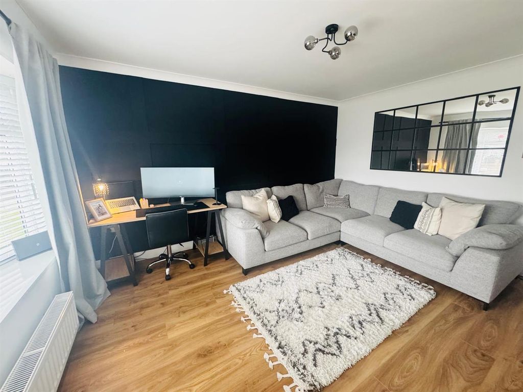 Property photo 3 of 10 Lounge
