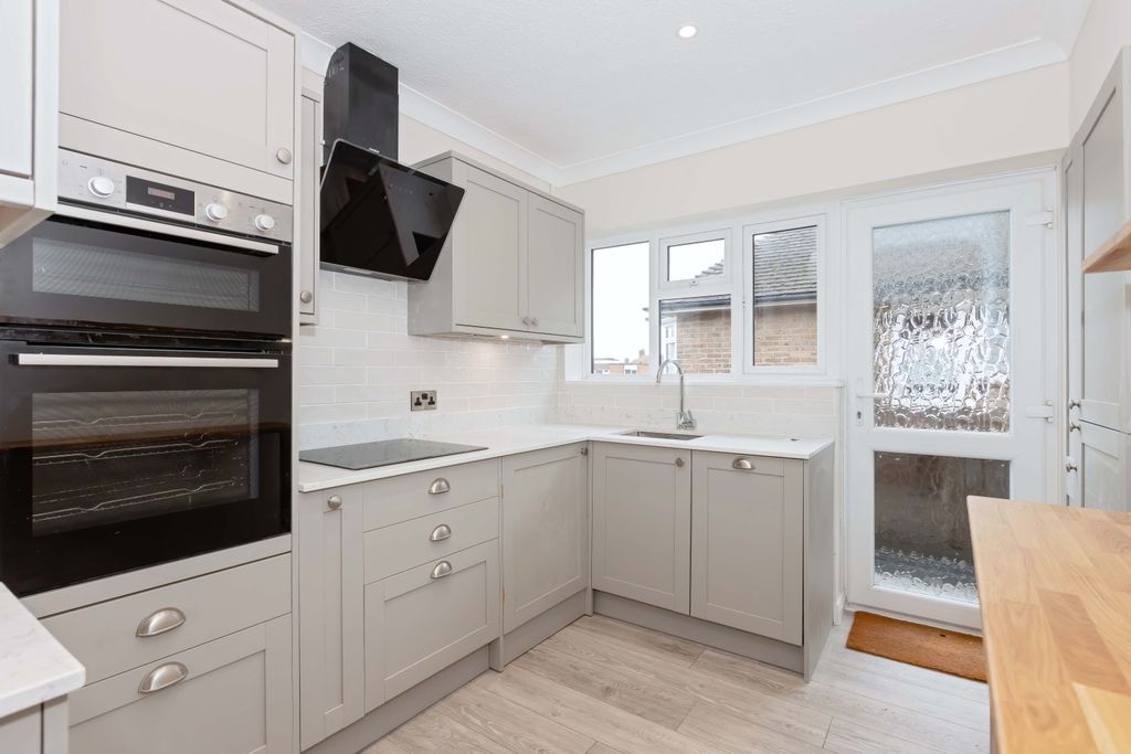 Property photo 3 of 17 Raglan Court_9