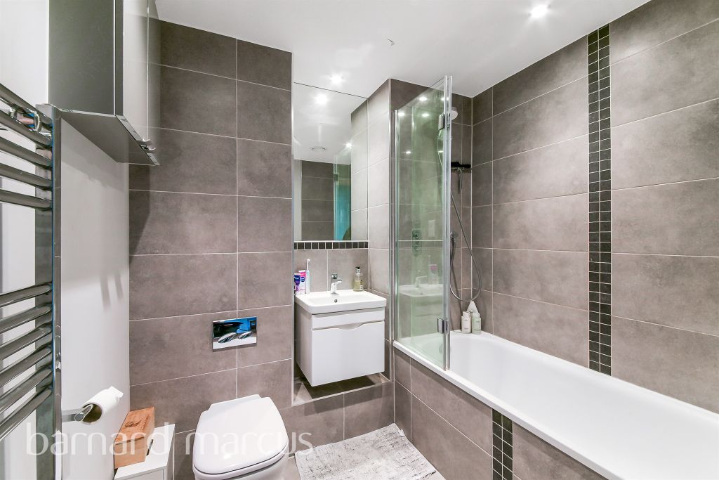 Property photo 2 of 8 Bathroom