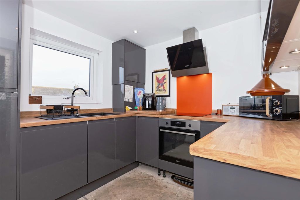 Property photo 3 of 7 Cavendish Close_8.Jpg