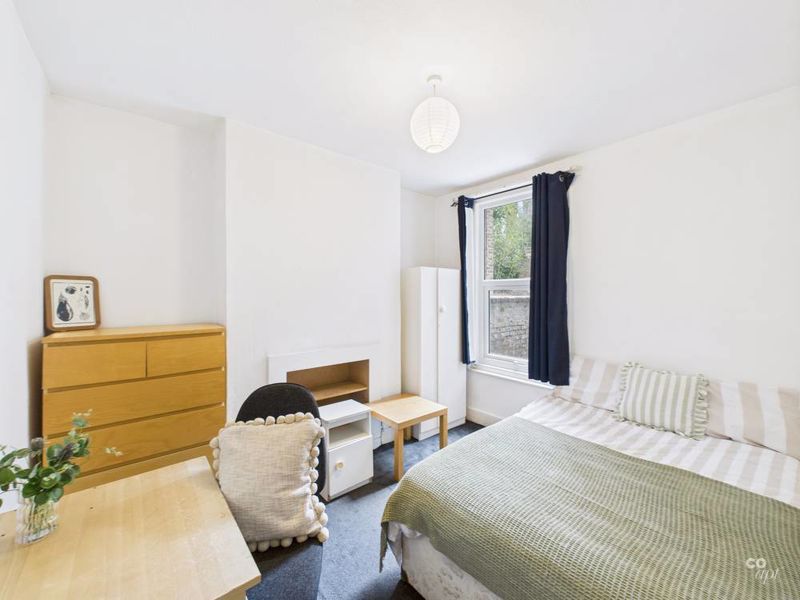 Property photo 1 of 8 Photo 4