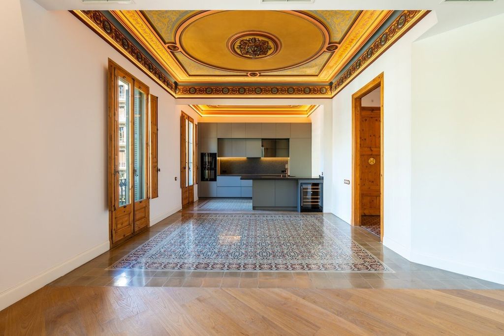 Property photo 1 of 23 Spacious Corner Apartment Newly Renovated With Original Features In Eixample