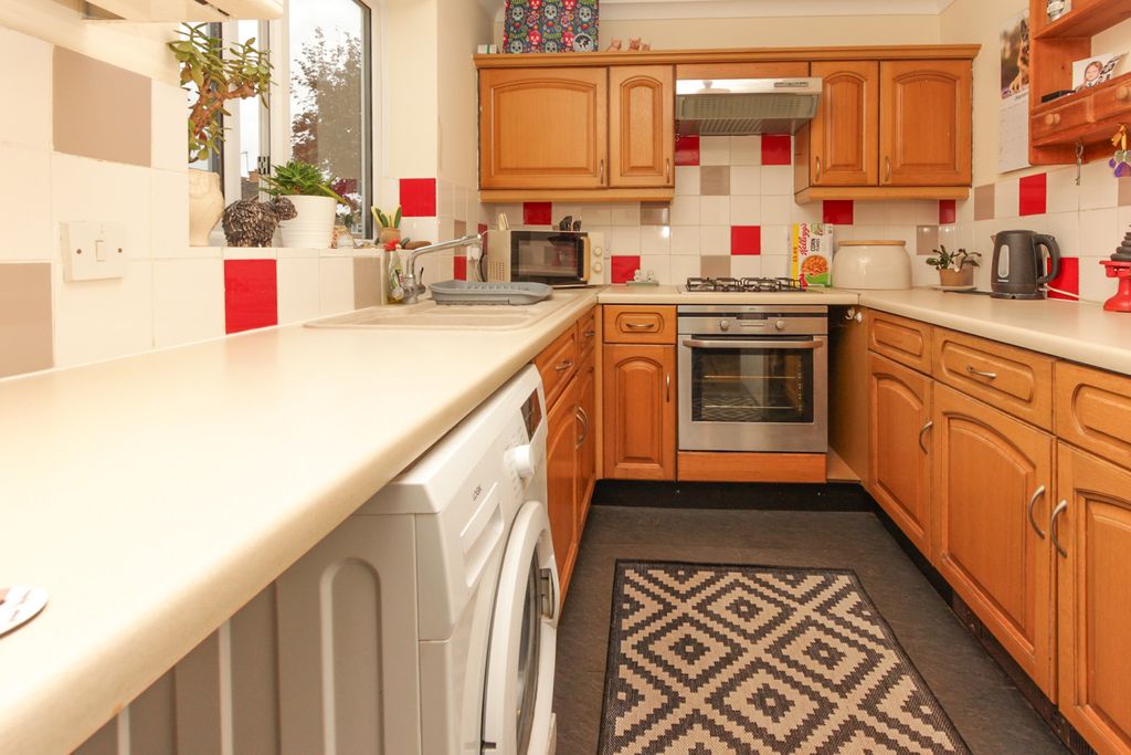 Property photo 3 of 8 Kitchen