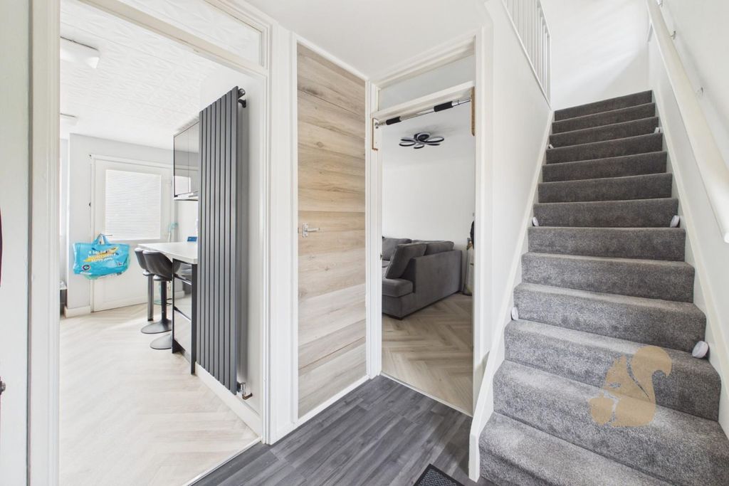 Property photo 2 of 17 Entrance Hall