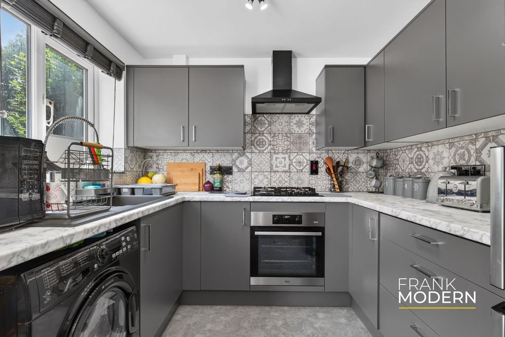 Property photo 3 of 34 Kitchen / Diner