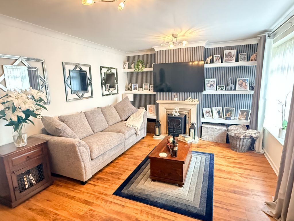 Property photo 1 of 16 Lounge